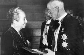 El difícil camino de Gabriela Mistral al Nobel: cómo la muerte condicionó el gran hito de su vida