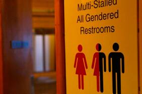 Por qué Reino Unido tomó la polémica medida de eliminar los baños mixtos