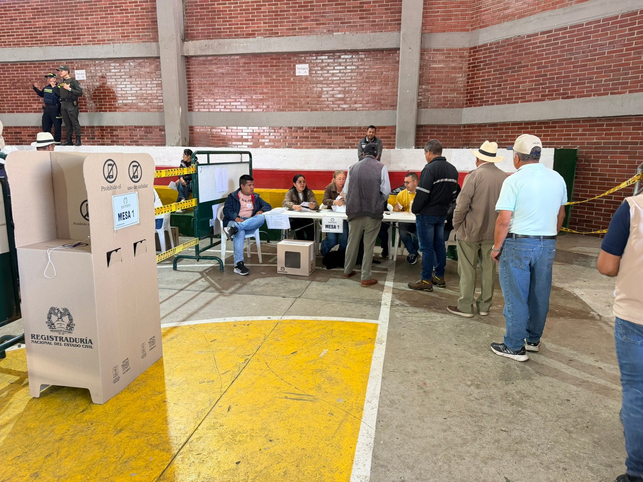 Colombia refuerza seguridad por elecciones: 400 mil uniformados desplegados entre los más de mil centros de votación
