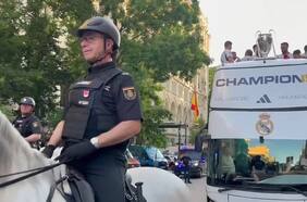 Custodia personalizada: la emotiva escolta del padre policía de Dani Carvajal al festejo del Real Madrid