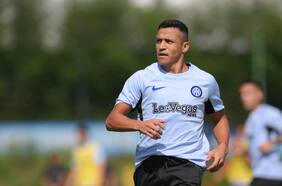 Alexis Sánchez llega sin minutos al debut con Uruguay: Inter golea a Fiorentina sin el delantero de la Roja