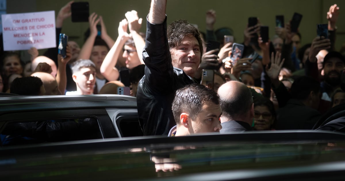 Milei logra triunfo sorpresivo y clave en elecciones legislativas marcadas por histórica abstención