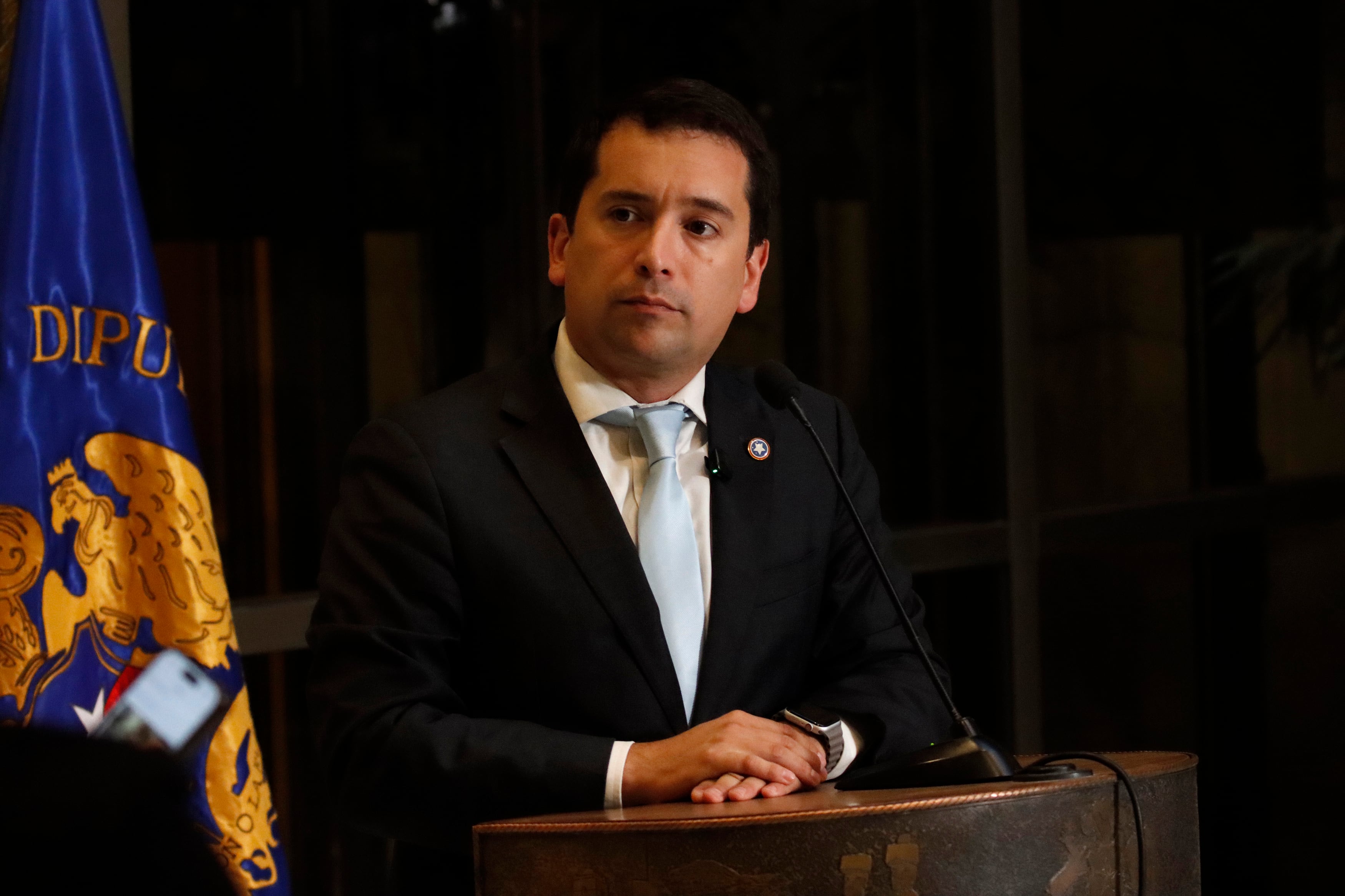 6 DE ABRIL DEL 2026
DIPTADO CRISTIAN ARAYA DURANTE PUNTO DE PRENSA.
FOTO: DEDVI MISSENE