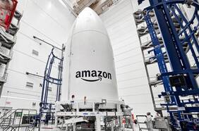 Por qué Amazon está enviando lotes de satélites al espacio