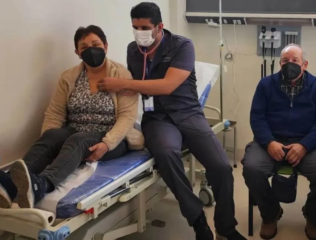Atención médica para paciente con síntomas respiratorios y adulto mayor en sala clínica