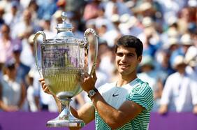 Carlos Alcaraz logra un inédito título en el césped de Queen’s y vuelve a ser el número uno del mundo