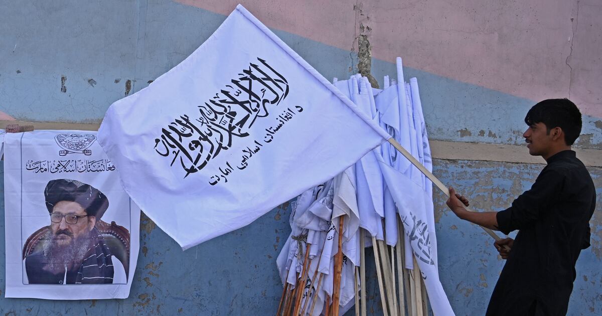 Talibanes endurecen prohibiciones sociales en Afganistán: de la voz femenina al ajedrez