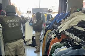 Carabineros realiza operativo en locales comerciales de barrio Meiggs por venta de ropa falsificada