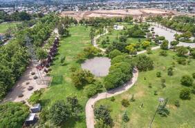 Parque André Jarlán: un oasis en medio de la ciudad con extensas áreas verdes, juegos y zonas de picnic