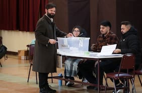 El momento en que el Presidente Boric emite su voto en Punta Arenas