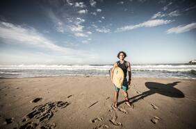 “Los permisos fueron elegidos bajo mesa”, la ola de protesta del mejor surfista de Chile