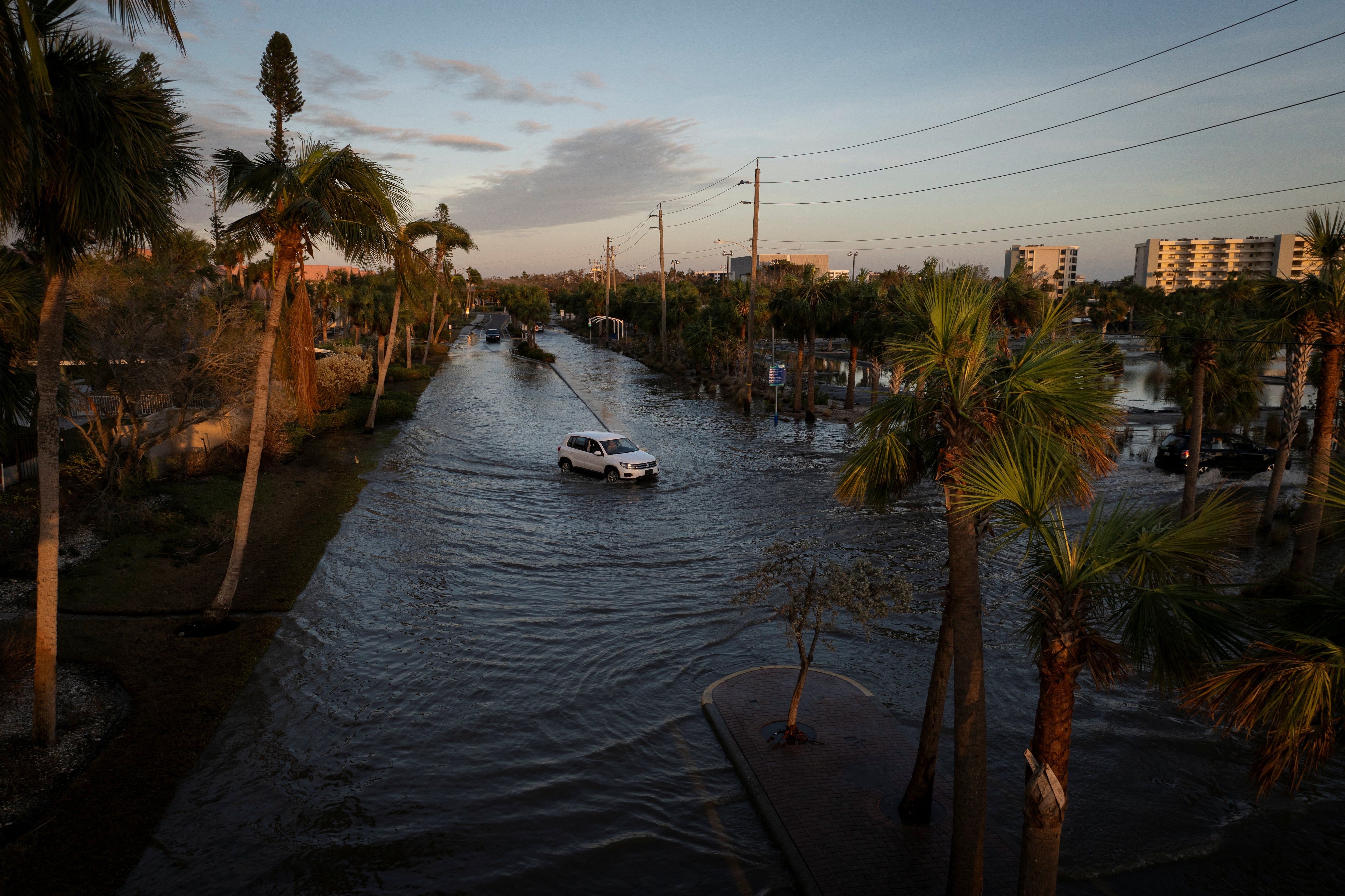 Una vista desde un dron muestra un automóvil circulando por una calle inundada tras el paso del huracán Milton en Siesta Key, Florida, el 10 de octubre de 2024. Foto: Archivo