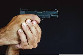 ¿Profesores armados? La polémica propuesta para controlar alumnos violentos