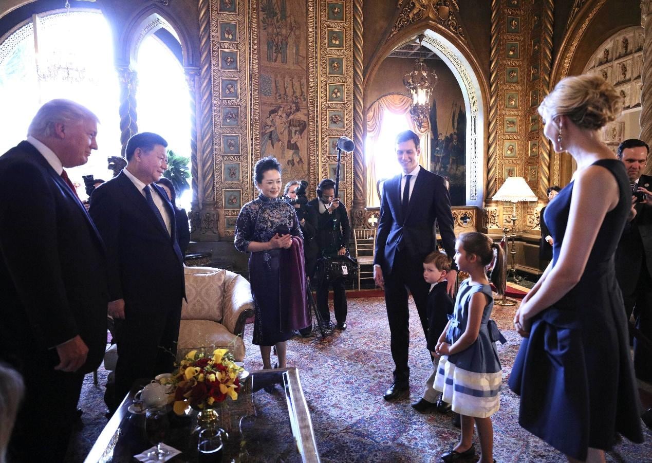El presidente de China, Xi Jinping, y su esposa Peng Liyuan, el presidente de Estados Unidos, Donald Trump, y la primera dama Melania Trump, escuchan mientras los nietos de Trump interpretan una canción popular china y recitan clásicos de la literatura china, en la residencia de Mar-a-Lago en Florida, Estados Unidos, el 6 de abril de 2017. (Xinhua/Lan Hongguang)