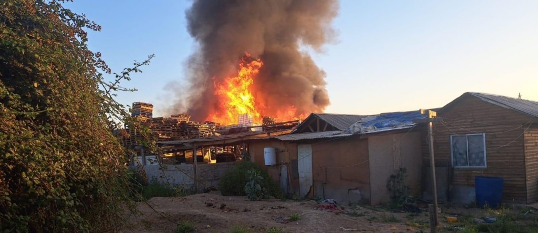 Incendio cerca del aeropuerto de Santiago es controlado por bomberos