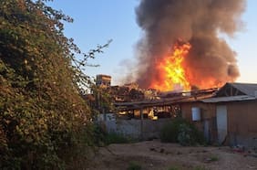 Bomberos logra controlar incendio en fábrica de pallets cercana al aeropuerto de Santiago