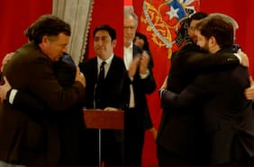 Los emotivos abrazos del presidente Boric a Mario Marcel y Esteban Valenzuela tras cambio de gabinete