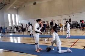 Descalifican a una esgrimista por negarse a competir contra una rival trans en EE.UU.