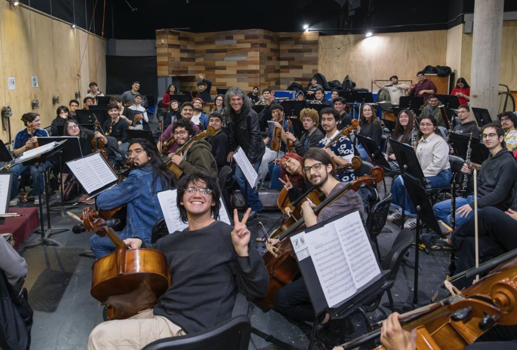 Roberto Márquez junto a los músicos de la Orquesta Nacional Juvenil.