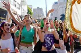 Mujeres argentinas marchan con consignas contra el gobierno de Milei en el 8M: “Saquen la motosierra de nuestros derechos”