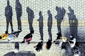 Asociación de AFP: con cuatro retiros, las pensiones de mujeres de 45 años pueden caer entre 15% y 77% y en hombres la baja iría entre 14% y 72%