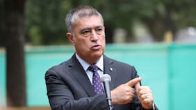 Desbordes denuncia al SLEP Santiago ante Contraloría por mantener a exrectora del Instituto Nacional pese a destitución