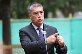 Desbordes denuncia al SLEP Santiago ante Contraloría por mantener a exrectora del Instituto Nacional pese a destitución