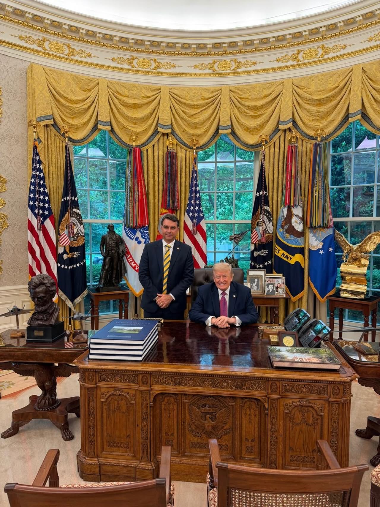 Donald Trump sentado en el Despacho Oval de la Casa Blanca junto al senador brasileño y candidato presidencial Flávio Bolsonaro.