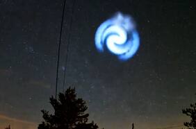 Captan espectacular espiral de luz que iluminó el cielo en Europa: ¿Qué era?