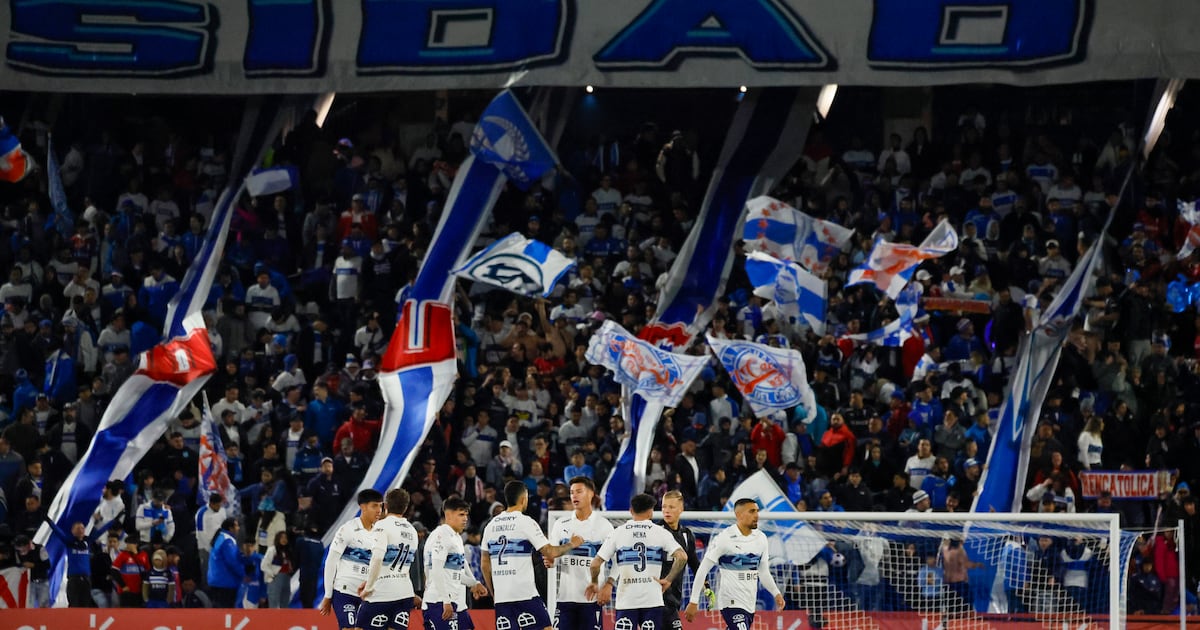 “Son para alentar, no para saltar”: el plan de la UC para evitar que los hinchas causen destrozos en el Claro Arena