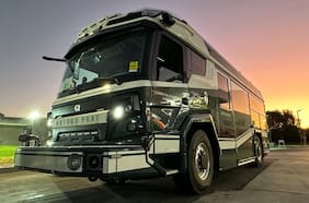 Cuerpo de Bomberos de Santiago refuerza su flota con carro bomba eléctrico: es el primero de su tipo en Latinoamérica