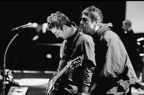 La reconciliación de Noel y Liam y un pequeño guiño a Chile: así es el emotivo documental del regreso de Oasis