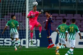 “Acá lo esperamos”: Claudio Bravo se ilusiona y le abre las puertas del Betis a Messi