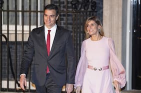 Juez envía a juicio a esposa de Pedro Sánchez y le retira el pasaporte por causa de corrupción en España