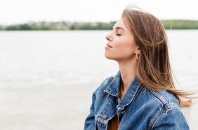 Hacer este simple acto durante 20 segundos al día podría aliviar el estrés y la ansiedad