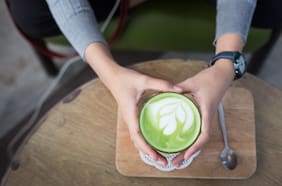 Tiene el mismo poder de 10 tazas de té verde: la potente infusión japonesa que se volvió un súperalimento