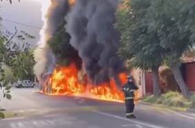 Bus del transporte público termina totalmente quemado en La Florida: tránsito se encuentra suspendido