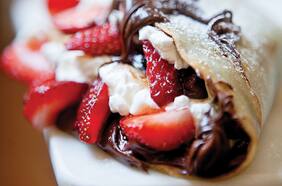 Panqueques con nutella, compota de frutillas y crema chantilly