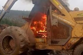 Queman maquinaria en atentado incendiario en predio del Biobío y dejan lienzo contra Ley de Usurpaciones