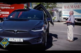 “¿Cómo se arranca el bicho este?”: aprendices ‘manejando’ un auto del 50 y abuelos intentándolo con un Tesla