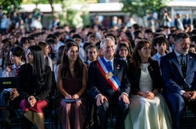 Primera pauta de Kast en el Liceo Augusto D’Halmar de Ñuñoa se desarrolla entre vítores y manifestaciones aisladas