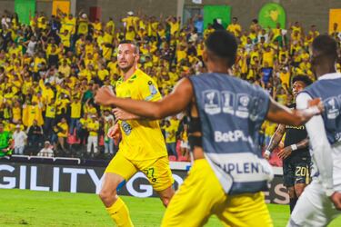 Luciano Pons celebra su primer gol con la camiseta de Atlético Bucaramanga.