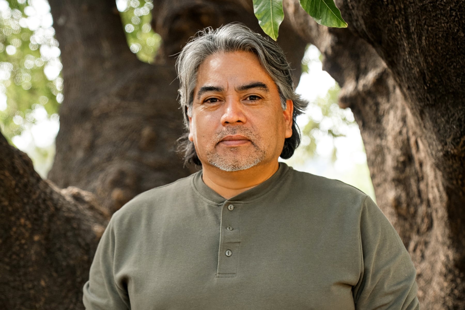Pedro Cayuqueo salta a la ficción con Wekufe: “En el conflicto mapuche hay material para sagas policiales”
