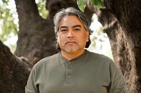 Pedro Cayuqueo salta a la ficción con Wekufe: “En el conflicto mapuche hay material para sagas policiales”