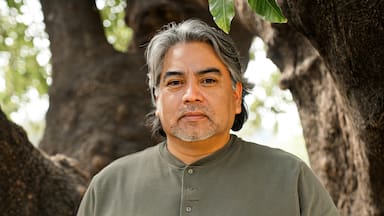 Pedro Cayuqueo salta a la ficción con Wekufe: “En el conflicto mapuche hay material para sagas policiales”