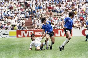 Maradona sale a remate en Chile: subastarán tres camisetas históricas del delantero