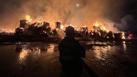Bomberos contiene incendio en papelera de Puente Alto pero emergencia continúa