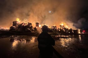 Bomberos logra contener incendio en papelera de Puente Alto pero emergencia continúa