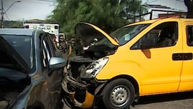 Choque entre vehículo y furgón escolar deja a 12 niñas lesionadas en Recoleta