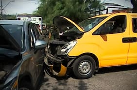 Choque entre vehículo y furgón escolar deja a 12 niñas lesionadas en Recoleta